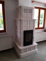 Selyem matt elefántcsont fehér csempekandalló, külső-légbevezetéses, folytonégő kandallóbetéttel, Ábrahámhegyen